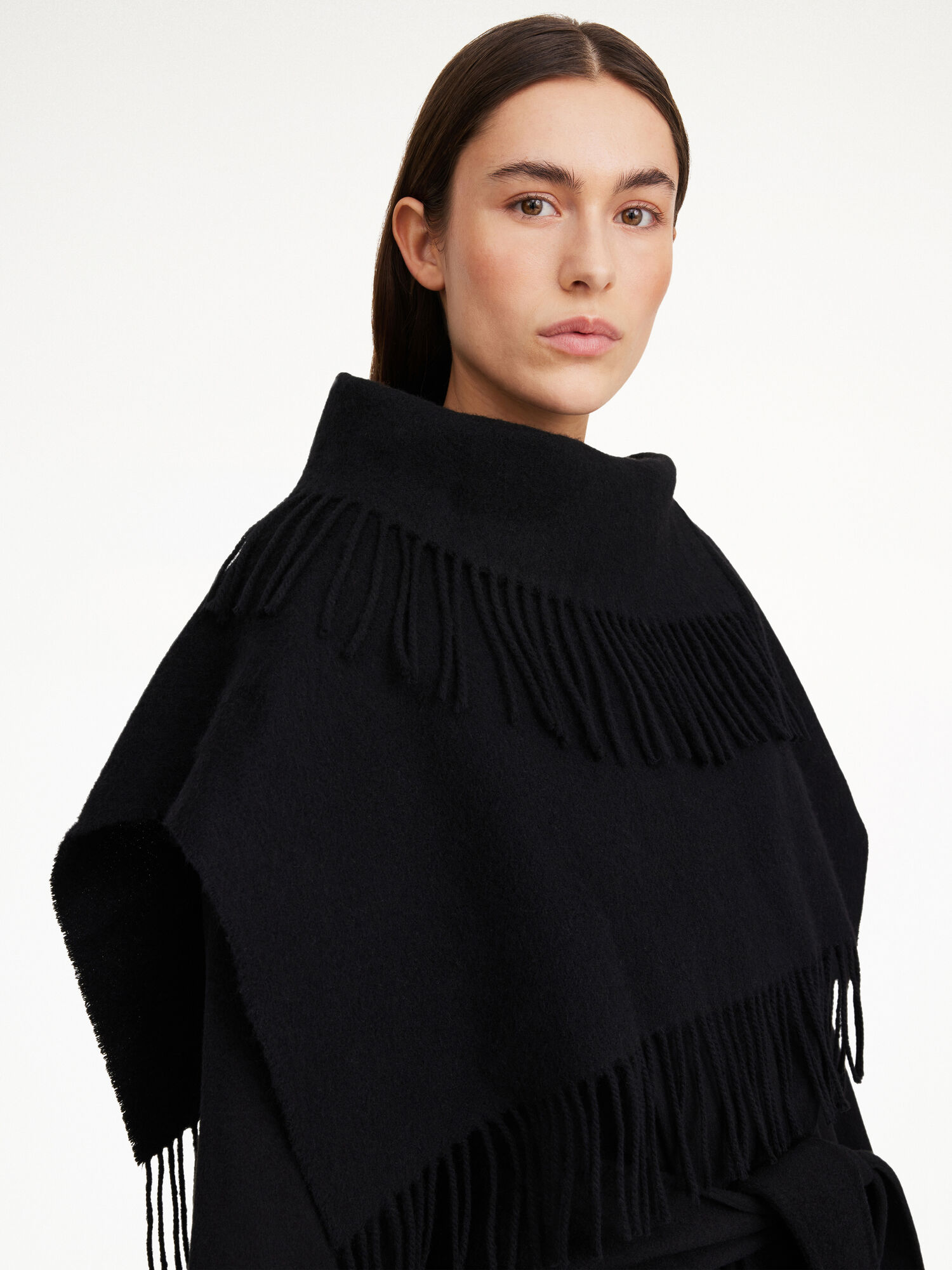 By Malene Birger Turtla Wool Fringe Bib Sjaals Zwart | BE_BB23134